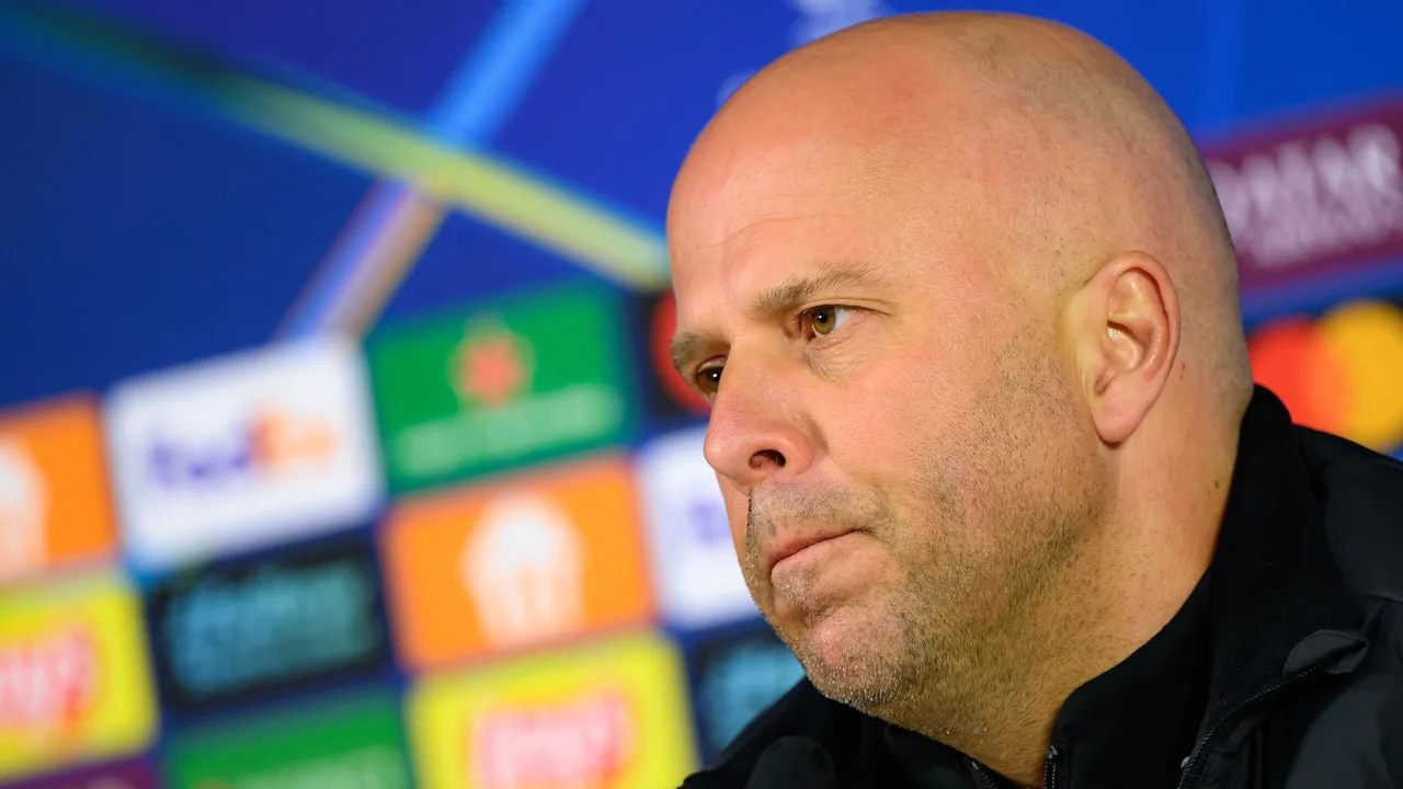 أسطورة ليفربول يرفض التعليق على فرصة سلوت الأخيرة مع الفريق الإنجليزي